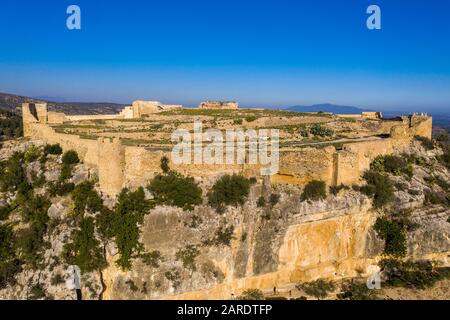 Veduta aerea del castello di Cervera del Maestre con rovine di edifici interni scavati resti circondati da una parete esterna parzialmente restaurata di origine araba Foto Stock