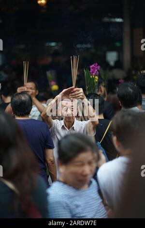 Folla al Tempio di Guan Yin a Singapore durante il giorno di Vesak la gente prega Foto Stock