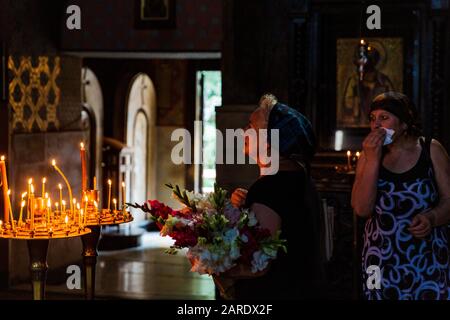 Tbilisi , Georgia - 25 agosto 2019 : le persone che pregano presso la cattedrale di Sioni, punto di riferimento della capitale della Georgia Tbilisi, Europa orientale Foto Stock