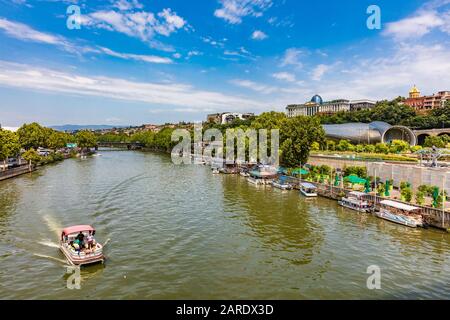 Tbilisi , Georgia - 25 agosto 2019 : Tbilisi e Kuri città capitale del paesaggio urbano del fiume Georgia Europa orientale Foto Stock