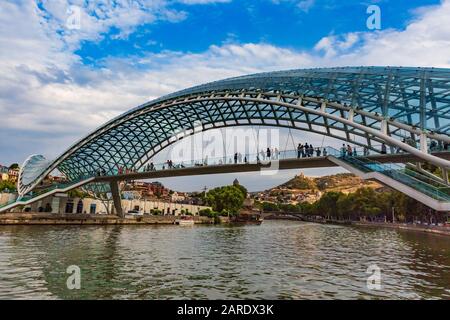 Tbilisi , Georgia - 25 agosto 2019 : persone turistiche sul ponte della pace punto di riferimento di Tbilisi Georgia capitale Europa orientale Foto Stock