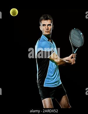 un giovane tennista caucasico in studio isolato su sfondo nero Foto Stock