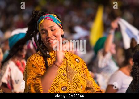 Popolo Afro-colombiano danza, canto e godere durante un concerto di musica tradizionale del Pacifico colombiano.Il Petronio Alvarez Festival isl d Foto Stock