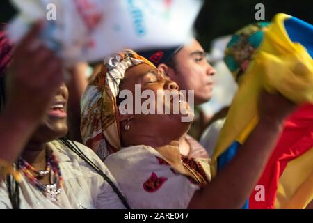 Popolo Afro-colombiano danza, canto e godere durante un concerto di musica tradizionale del Pacifico colombiano.Il Petronio Alvarez Festival isl d Foto Stock