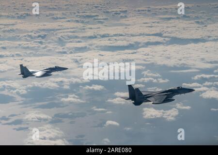 Due F-15C Eagles del 67th Fighter Squadron volano durante L'Esercizio Westpac Rumrunner 10 gennaio 2020, fuori dalla base aerea di Kadena, Giappone. La 18th Wing e i suoi partner congiunti hanno eseguito il primo esercizio di Westpac Rumrunner, incentrato sulle capacità di controaria e l'interoperabilità congiunta utilizzando concetti di impiego di combattimento agile. (STATI UNITI Air Force Foto Di Senior Airman Matthew Seefeldt) Foto Stock