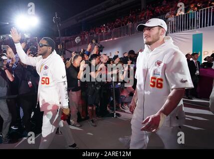 East Rutherford, Stati Uniti. 27th Gen 2020. I giocatori di Kansas City Chiefs arrivano a parlare con i media durante la Super Bowl LIV Opening Night presentata DA BOLT24 al Marlins Park lunedì 27 gennaio 2020 a Miami, Florida. I Kansas City Chiefs suoneranno IL SAN Francisco 49ERS nel Super Bowl LIV domenica 2 febbraio 2020. Foto di Kevin Dietsch/UPI Credit: UPI/Alamy Live News Foto Stock