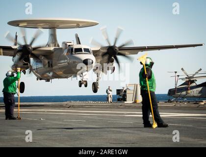 Oceano Atlantico (Gen. 25, 2020) UN Hawkeye e-2D, assegnato allo Squadron Air Test and Evaluation (VX) 20, approaches USS Gerald R. Ford's (CVN 78) flight deck. Ford sta attualmente conducendo test di compatibilità Degli Aeromobili per testare ulteriormente i suoi sistemi di lancio Degli Aeromobili elettromagnetici (EMALS) e gli ingranaggi di Arresto avanzati (AAG). (STATI UNITI Navy Photo by Mass Communication Specialist 3rd classe Ryan carter) Foto Stock