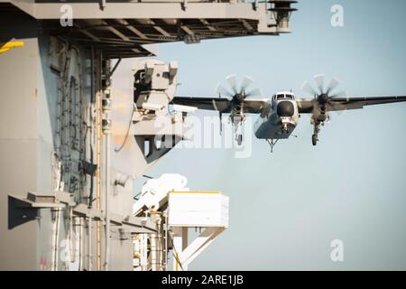 Oceano Atlantico (Gen. 25, 2020) UN C-2A Greyhound, assegnato a Air Test and Evaluation Squadron (VX) 20, si avvicina alla piattaforma di volo USS Gerald R. Ford (CVN 78). Ford sta attualmente conducendo test di compatibilità Degli Aeromobili per testare ulteriormente i suoi sistemi di lancio Degli Aeromobili elettromagnetici (EMALS) e gli ingranaggi di Arresto avanzati (AAG). (STATI UNITI Navy Photo by Mass Communication Specialist 3rd classe Ryan carter) Foto Stock