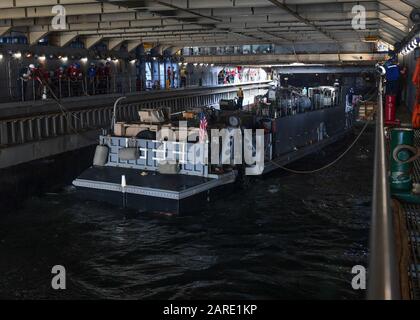 EAST CHINA SEA (GEN. 25, 2020) I Marinai guidano un'utility di sbarco assegnata alla Naval Beach Unit (NBU) 7, nel ponte dei pozzi a bordo della nave di sbarco della classe Whidbey Island USS Germantown (LSD 42). Germantown, parte del gruppo americano Expeditionary Strike, 31st Marine Expeditionary Unit, opera nell'area operativa della 7th Fleet degli Stati Uniti per migliorare l'interoperabilità con i partner e fungere da forza di risposta pronta per difendere la pace e la stabilità nella regione indo-pacifica. (STATI UNITI Navy Photo by Mass Communication Specialist 1st Class toni Burton) Foto Stock