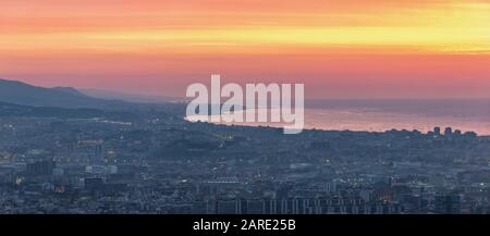 Barcellona Spagna, vista aerea dello skyline della città di sunrise nel centro città e nel porto di Barcellona Foto Stock