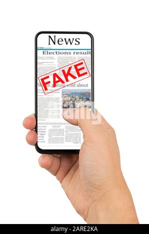 Mano dell'uomo che tiene uno smartphone con una pagina di notizie false Foto Stock