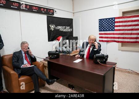 Washington, Iraq. 26th dicembre 2018. Il presidente Donald J. Trump, affiancato dal consigliere per la sicurezza nazionale John Bolton, parla al telefono con il primo ministro iracheno Adel Abdul-Mahdi mercoledì 26 dicembre 2018, durante la sua visita ad al-Asad Airbase in Iraq Persone: Il presidente Donald Trump, consigliere per la sicurezza nazionale John Bolton Credit: Storms Media Group/Alamy Live News Foto Stock