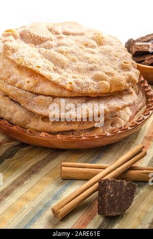 buñuelos, piatto messicano fatto di pasta di farina che è fritto e aggiungere lo zucchero in cima. Foto Stock