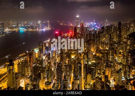 Vista aerea di Hong Kong di notte Foto Stock