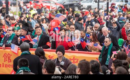 Il sindaco di DC Muriel Bowser, al centro della Red coat, guida la Chinese New Year Parade, 26 gennaio 2020, Washington, DC. Foto Stock