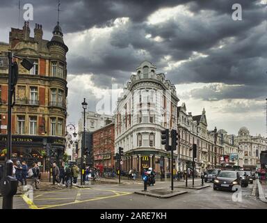 Londra, REGNO UNITO - 12 aprile 2019: Uno scenario di persone che camminano intorno al famoso St James Tavern Pub a Soho, Regno Unito Foto Stock