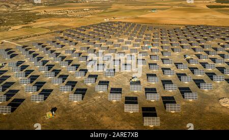 File di pannelli solari in Spagna rurale che producono molta elettricità anche in inverno Foto Stock