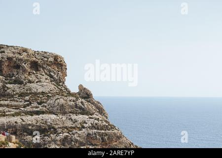 Incantevole scenario di una formazione rocciosa sulla riva dell'oceano A Malta Foto Stock