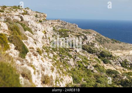 Incantevole scenario di una formazione rocciosa sulla riva dell'oceano A Malta Foto Stock