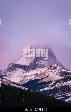 Sunrise Canadian Rockies con cielo rosa, rischio di una valanga, Banff National Park, Alberta, Canada. Foto Stock