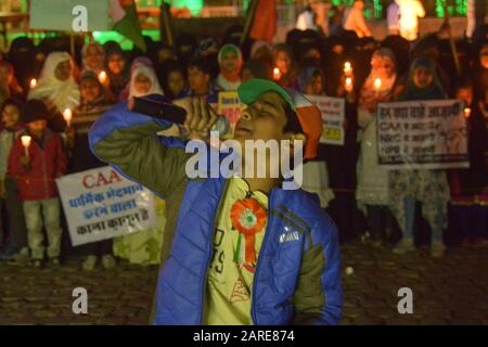 Cab e NRC protesta a Jaipur. La legge di modifica della cittadinanza e il registro nazionale Dei Cittadini serie di proteste in corso in India. Questa protesta a Ramnivas Bagh a Jaipur ispirato da Shaheen Bagh in tutto il paese. La protesta di Shaheen Bagh è una protesta pacifica permanente 24 ore su 24, 7 giorni su 7, guidata dalle donne, che ha avuto inizio con il passaggio della legge sulla cittadinanza (Emendment) in entrambe le case del Parlamento l'11 dicembre 2019 e il conseguente intervento della polizia contro gli studenti di Jamia Millia Islamia che si opponevano all'emendamento. (Foto Di Shaukat Ahmed/Pacific Press) Foto Stock