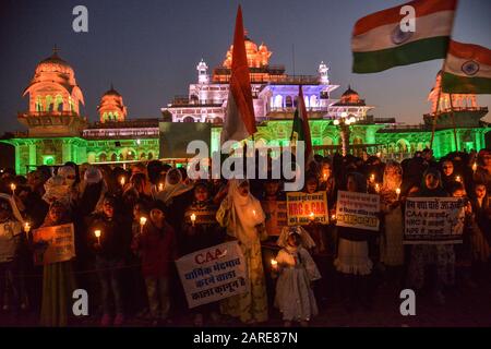 Cab e NRC protesta a Jaipur. La legge di modifica della cittadinanza e il registro nazionale Dei Cittadini serie di proteste in corso in India. Questa protesta a Ramnivas Bagh a Jaipur ispirato da Shaheen Bagh in tutto il paese. La protesta di Shaheen Bagh è una protesta pacifica permanente 24 ore su 24, 7 giorni su 7, guidata dalle donne, che ha avuto inizio con il passaggio della legge sulla cittadinanza (Emendment) in entrambe le case del Parlamento l'11 dicembre 2019 e il conseguente intervento della polizia contro gli studenti di Jamia Millia Islamia che si opponevano all'emendamento. (Foto Di Shaukat Ahmed/Pacific Press) Foto Stock