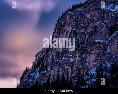 Sunrise Canadian Rockies con cielo rosa, rischio di una valanga, Banff National Park, Alberta, Canada. Foto Stock