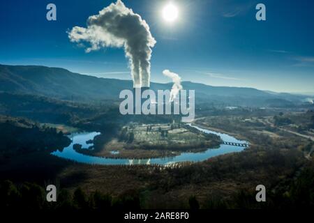 Veduta aerea di una centrale nucleare spagnola circondata da un fiume che inquinanti l'aria vicino a Cofrentes e Jalance Spagna Foto Stock