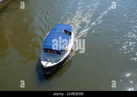 Melbourne, Australia - Circa Dicembre, 2019: Crociera turistica in barca sul fiume Yarra Foto Stock