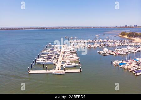 Una vista aerea degli ormeggi di Crawley Marina del Royal Perth Yacht Club a Perth, Australia Occidentale. Foto Stock