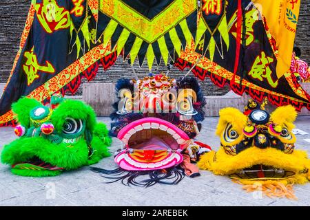 Maschere del Leone prima dello spettacolo durante l'evento Macau International Dragon and Lion Dance Day a Praca da Amizade a Macau Foto Stock