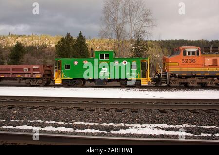 Una cabinovia Burlinton Northern BNSF Railroad sulle piste nella città di Troy, Montana. Burlington Northern e Santa Fe Railway è stato formato nel 1996, wh Foto Stock