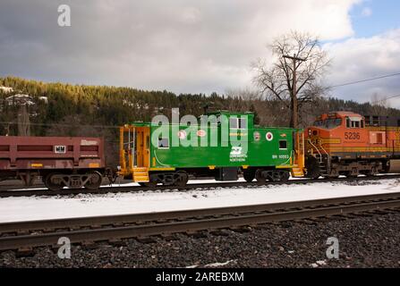 Una cabinovia Burlinton Northern BNSF Railroad sulle piste nella città di Troy, Montana. Burlington Northern e Santa Fe Railway è stato formato nel 1996, wh Foto Stock