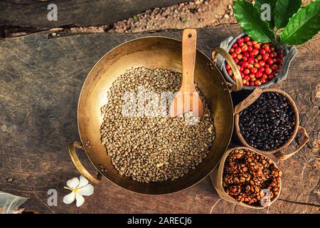 Robusta, arabica, bacche di caffè, chicchi di caffè. Vista dall'alto con spazio di copia per il testo Foto Stock