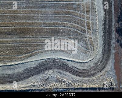 Paesaggio agricolo vista aerea con linea di recinzione e motivi e piste di fondo, a Victoria, Australia. Foto Stock