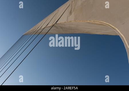 Puente de la Mujer (Woman's Bridge', un ponte pedonale rotante a Puerto Madero, l'antica zona portuale della città di Buenos Aires, Buenos Aires, Argenti Foto Stock