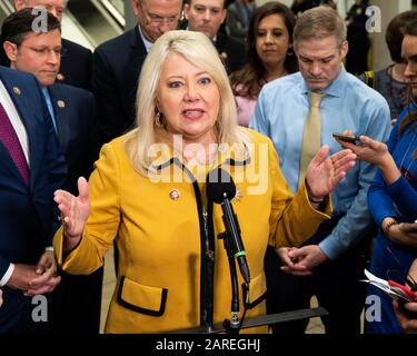 Washington, STATI UNITI - 27 GENNAIO 2020: Il rappresentante degli Stati Uniti Debbie Lesko (R-AZ) discute il processo di impeachment vicino alla metropolitana del Senato a Washington, DC. Foto Stock