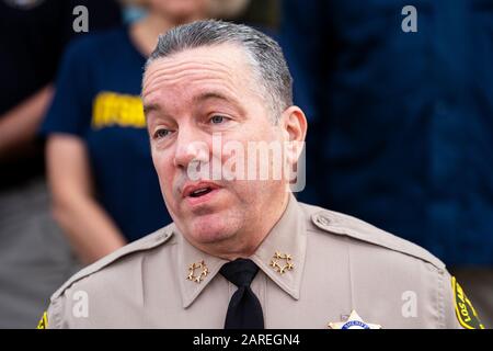 Los Angeles County Sheriff Los Angeles County Sheriff Alex Villanueva parla durante una conferenza stampa sul crash in elicottero che ha ucciso l'ex atleta NBA Kobe Bryant a Calabasas. Kobe Bryant e sua figlia Gianna e altri 7 morirono nel crash dell'elicottero. Foto Stock