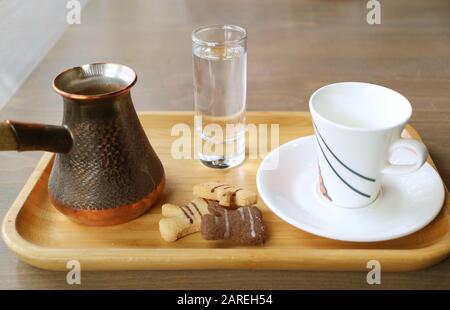 Set Di Caffè Turco Di Stile Moderno Servito Su Tavolo Di Legno Foto Stock