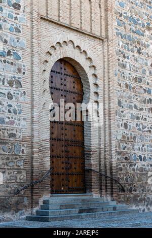 Arco a ferro di cavallo porta in Santiago del Arrabal chiesa in Toledo, Spagna. Costruito in stile mudéjar. Foto Stock