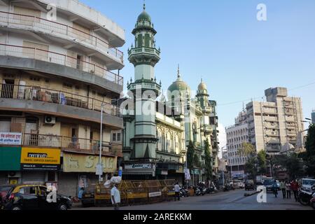 L'area dominata dai musulmani di Pydhonie a Mumbai, India, con il suo punto di riferimento, verde Hamidiya Masjid (moschea) Foto Stock