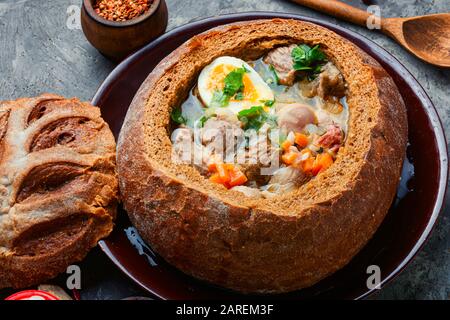 Tradizionale zuppa di farina di pasta polacca o zuppa di zurek. Cucina polacca Foto Stock