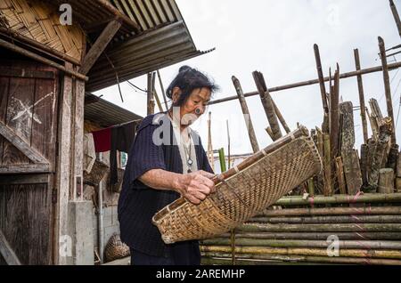 Le donne della tribù degli Apatani puliscono le colture in modo tradizionale Foto Stock