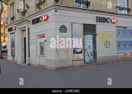 Una filiale della banca HSBC a Parigi dopo le recenti proteste gilet jaune gilet giallo giubbotto ha visto le banche ottenere graffiato e hanno finestre schiacciate Foto Stock