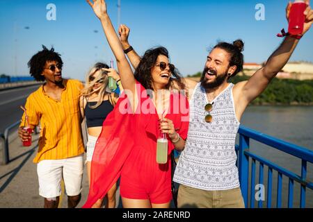 Felice dei giovani che frequentano festival in estate divertimento Foto Stock