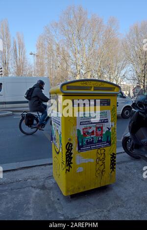 Paris post box coperti in graffiti tag e adesivi pubblicità proteste e clima chnage azione Foto Stock