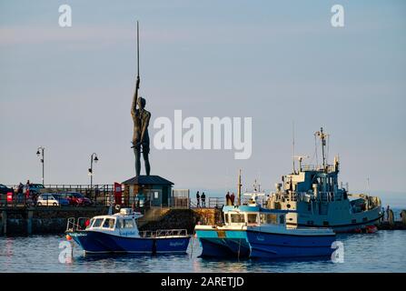 Porto di Ilfracombe con barche da pesca e yacht e vista sulla statua in bronzo di Damian Hirst, Verity, nella città costiera e nella località turistica S West Foto Stock