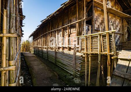 Tipica struttura di villaggio della tribù degli Apatani Foto Stock