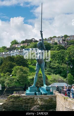 Ilfracombe statua in bronzo scultura Verity sul porto North Devon UK Damien Hirst Foto Stock