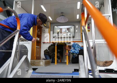 28 gennaio 2020, Tokyo, Giappone: I residenti stranieri cercano un simulatore di terremoto durante la preparazione alle catastrofi 2020 Drill per I Residenti stranieri al Musashino Forest Sports Plaza. Circa 369 partecipanti (inclusi residenti stranieri e membri delle ambasciate) sono stati istruiti su come proteggersi in caso di un disastro sismico da parte del Dipartimento dei vigili del fuoco di Tokyo con l'assistenza di interpreti volontari in inglese. La formazione di un giorno mira a istruire gli stranieri su come reagire in situazioni pericolose come nel caso in cui un grande terremoto ha colpito nuovamente l'isola, simile al Grande Giappone orientale del 2011 Foto Stock